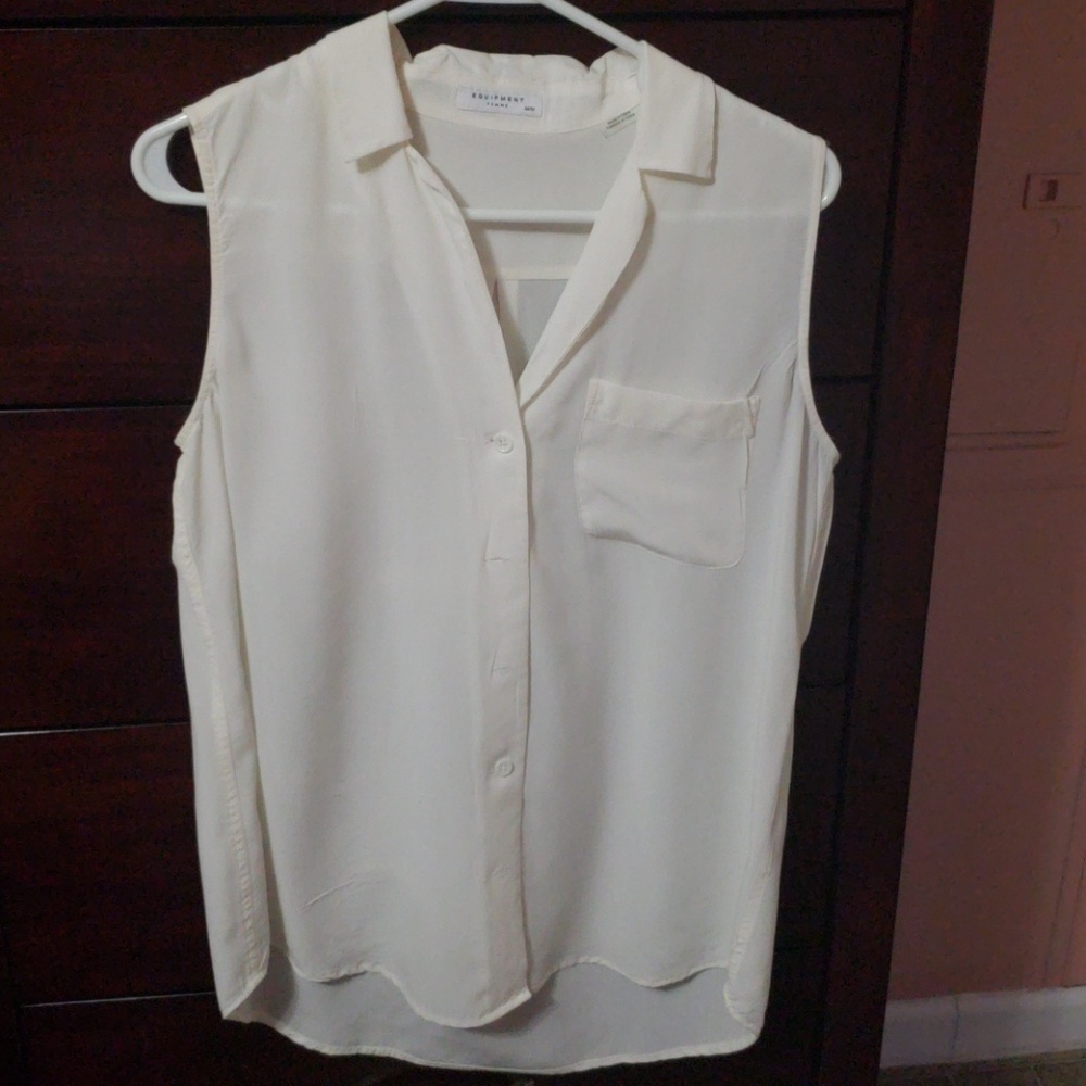 Selling sleeveless top